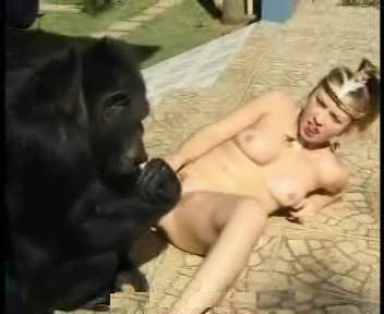 Mulher dando a buceta para o macaco